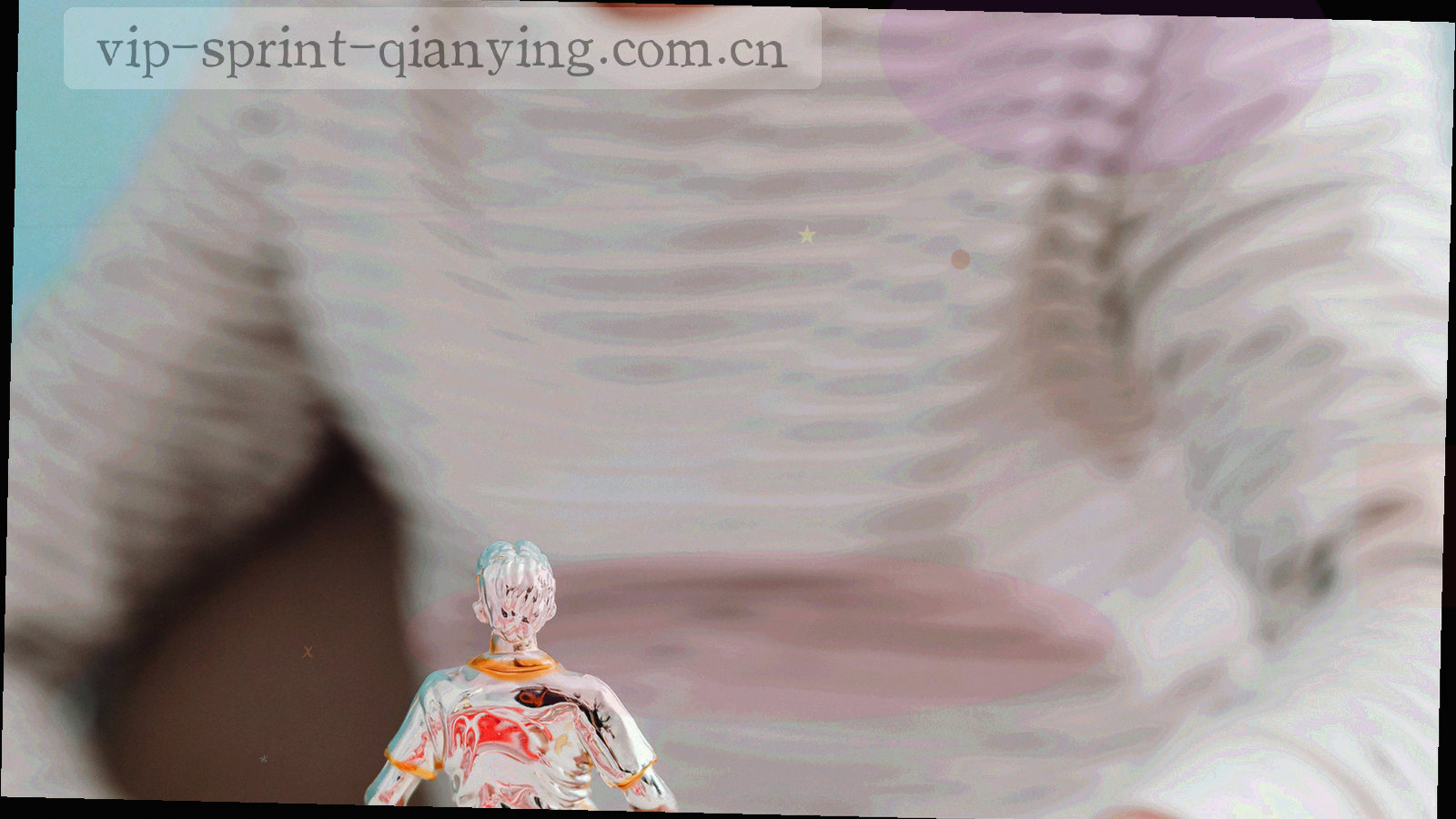 体育馆看台与记分牌的抽象画面，深靛蓝夜色中铺开金色灯光层次